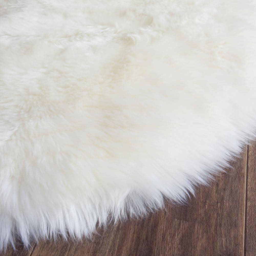 SAFAVIEH Sheep Skin Tiana Sheep Skin Area Rug, White, 3'7" x 5'11" Specialty