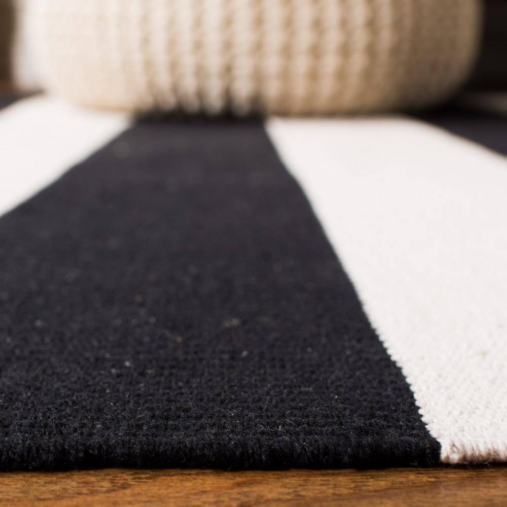 Montauk MTK712 Hand Woven Area Rug - Black/Ivory - 4' round - Safavieh.