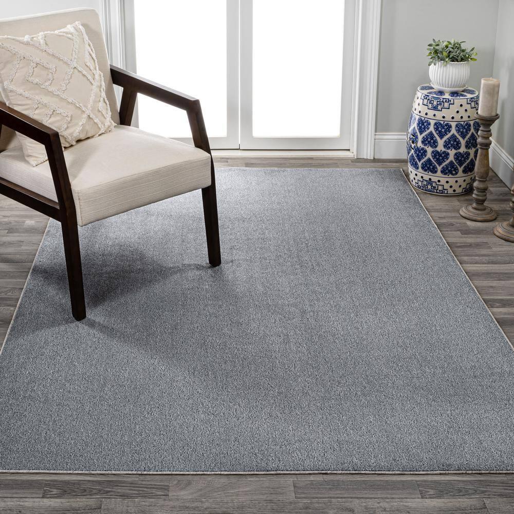 JONATHAN Y Twyla Classic Solid Low-Pile Machine-Washable Gray 4 ft. x 6 ft. Area Rug