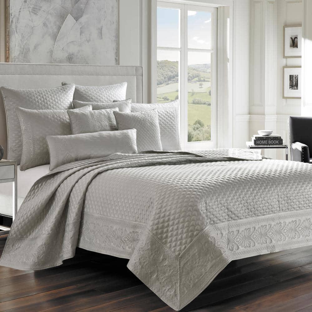 Five Queens Court Lincoln Coverlet