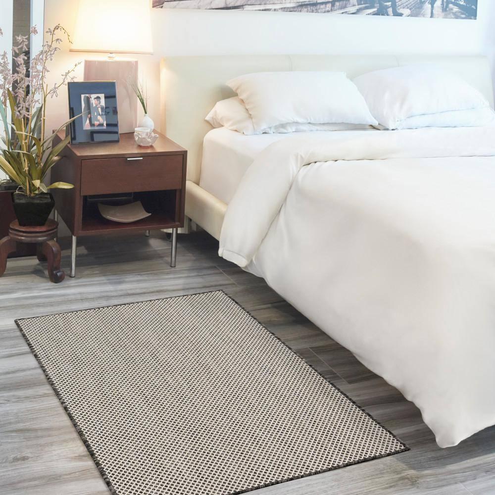 Beachcrest Home™ Hartigan Geometric Indoor / Outdoor Rug