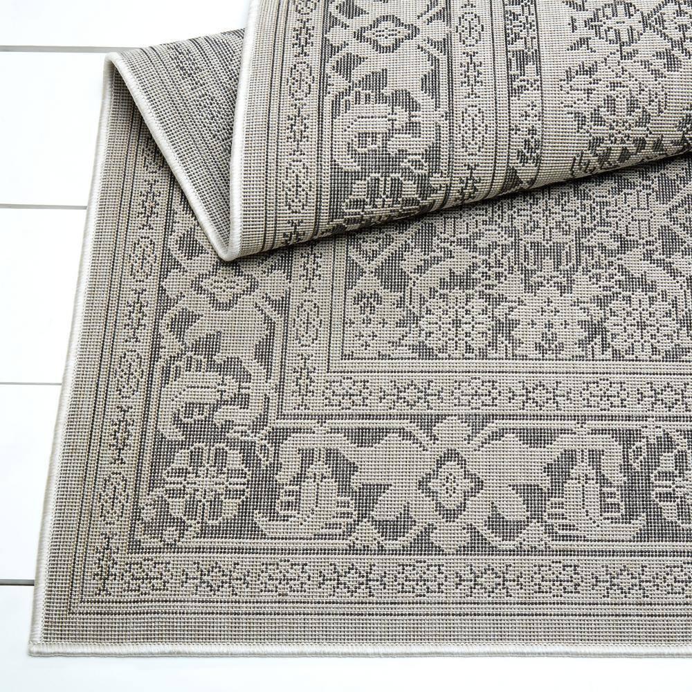 Nicole Miller New York Patio Country Dahlia Medallion Indoor/Outdoor Area Rug Grey/Black
