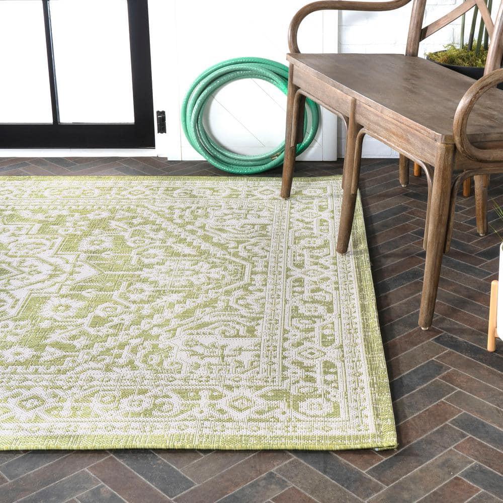 4' x 6' Sinjuri Medallion Textured Weave Indoor/Outdoor Area Rug, Green/Cream - JONATHAN Y