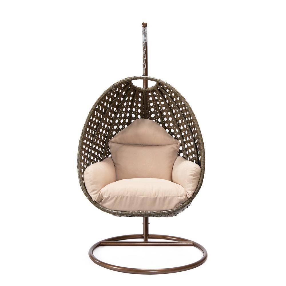 LeisureMod Columpio Colgante de Mimbre Beige con Soporte y Cojín, Perfecto para Relajarse en Interiores y Exteriores