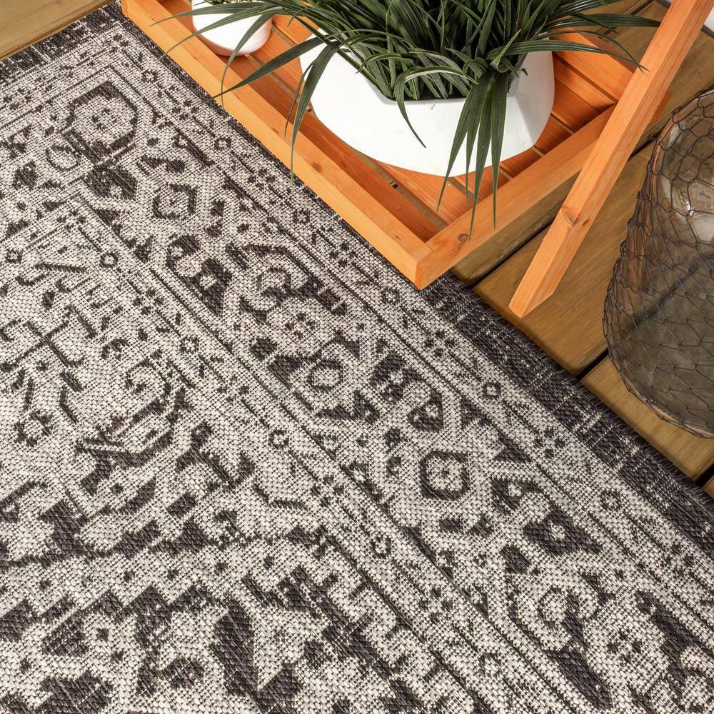 5' Round Sinjuri Medallion Textured Weave Indoor/Outdoor Area Rug, Gray/Black - JONATHAN Y