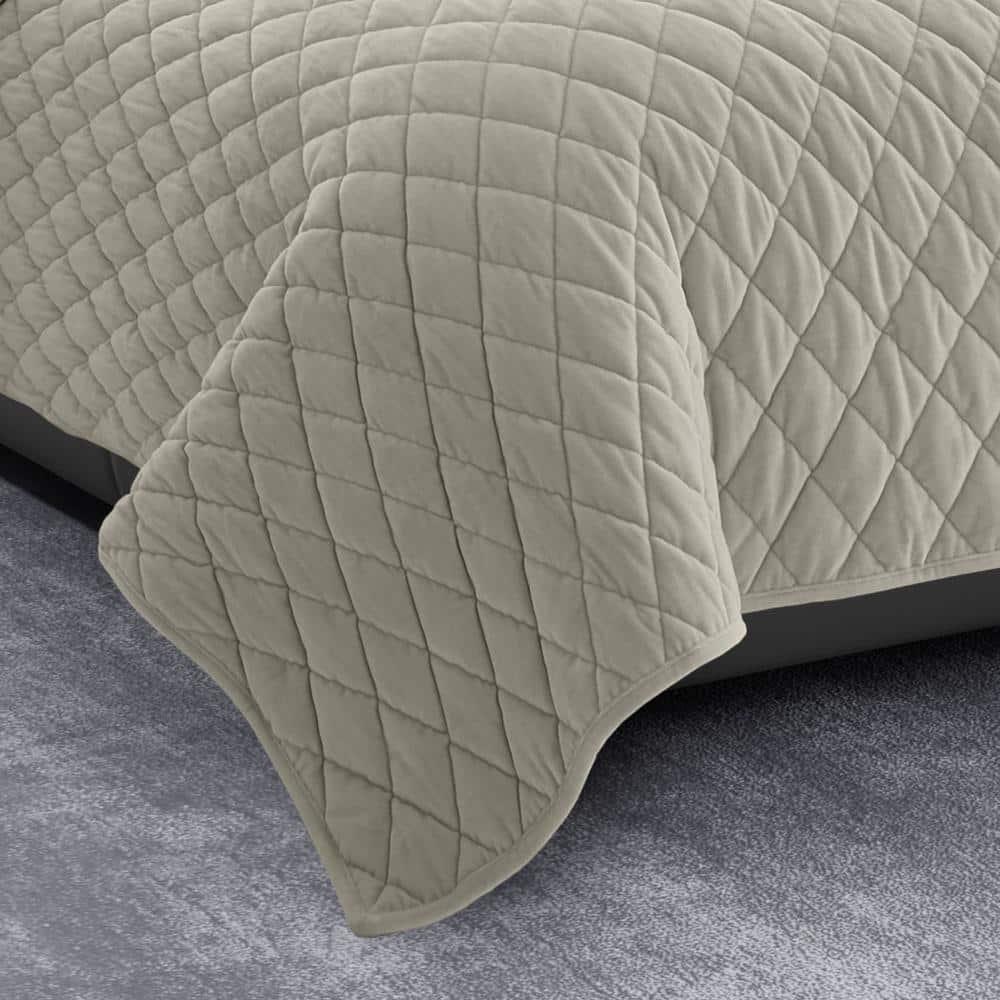 Vera Wang Vera Wang Diamond Velvet Quilt Set