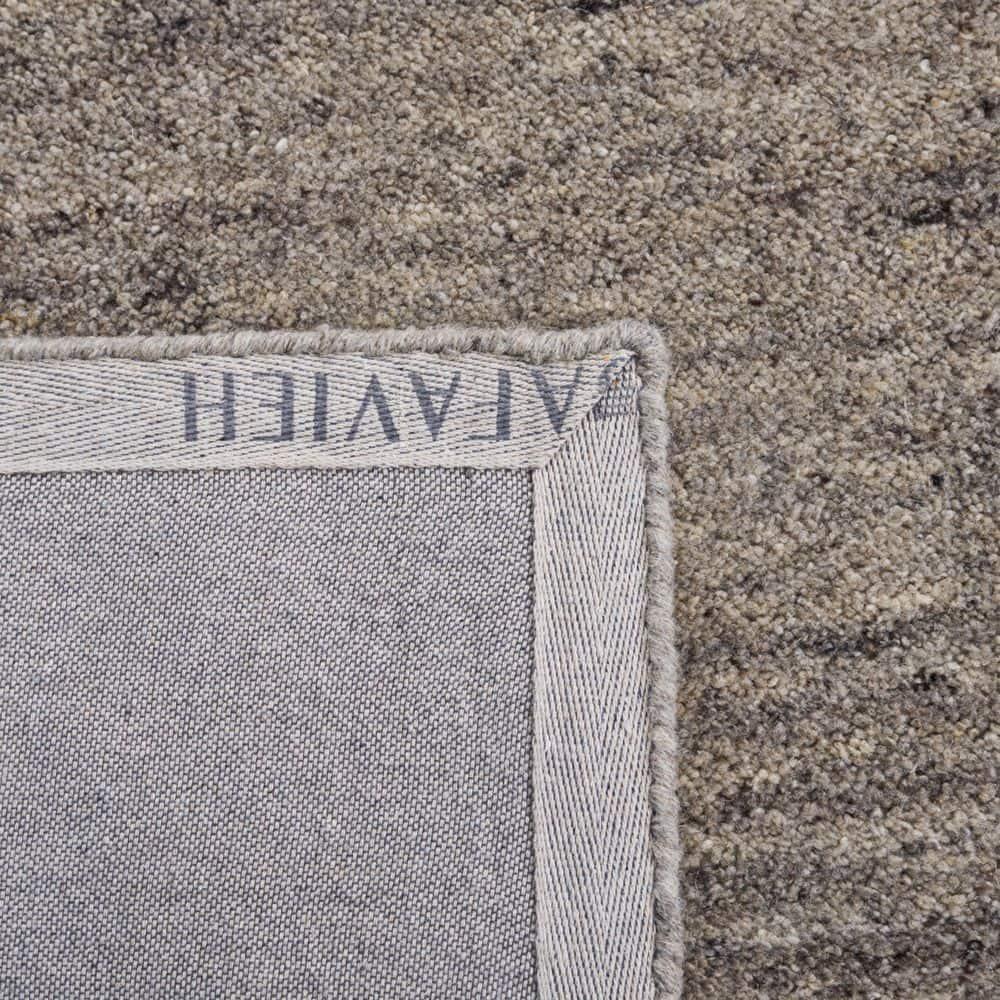 SAFAVIEH Himalaya Flanagan Solid Area Rug, Light Grey, 4' x 6'