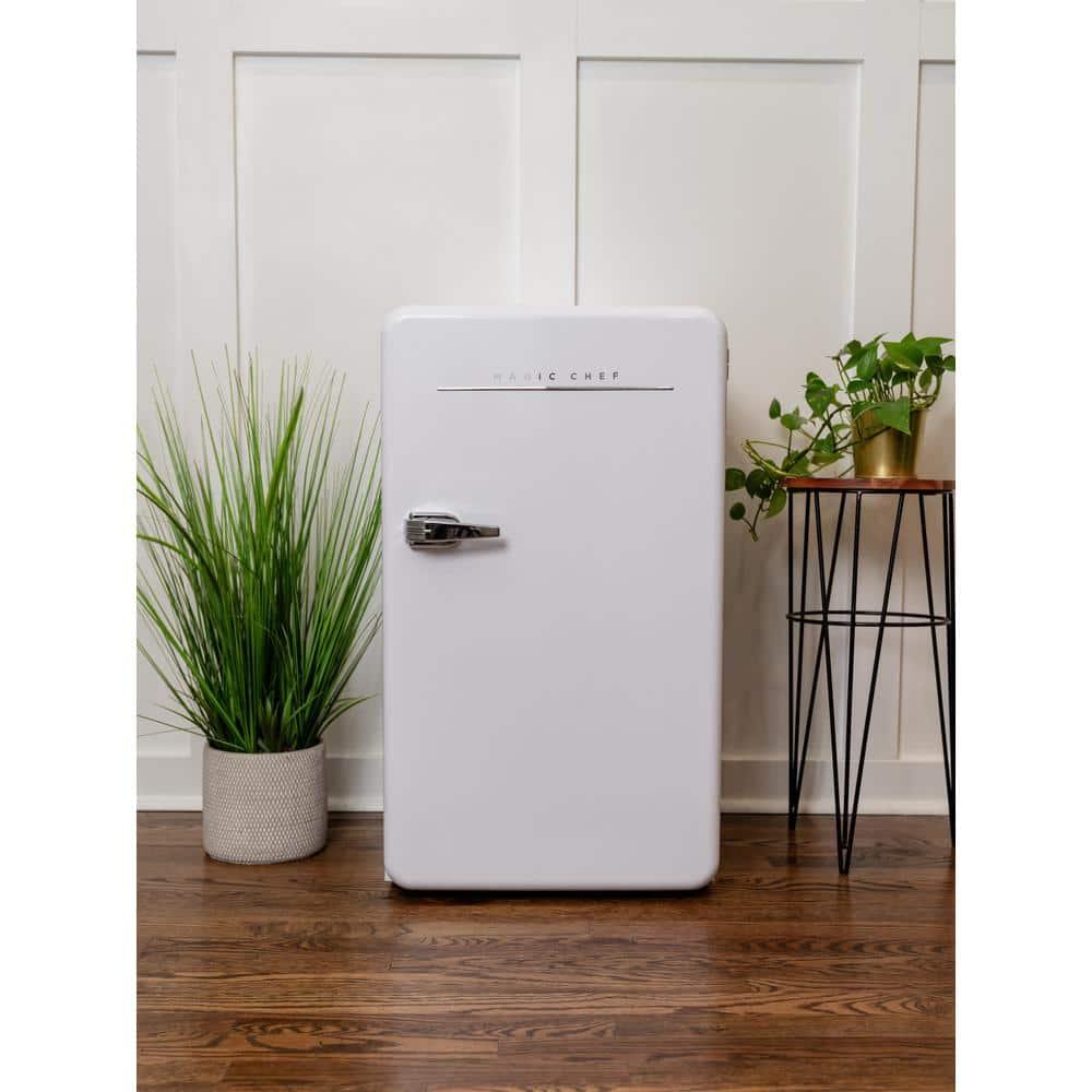 Magic Chef Magic Chef Retro 3.2 Cubic Feet Portable Freestanding Mini Fridge