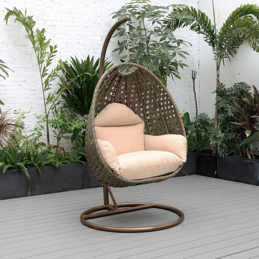 LeisureMod Columpio Colgante de Mimbre Beige con Soporte y Cojín, Perfecto para Relajarse en Interiores y Exteriores