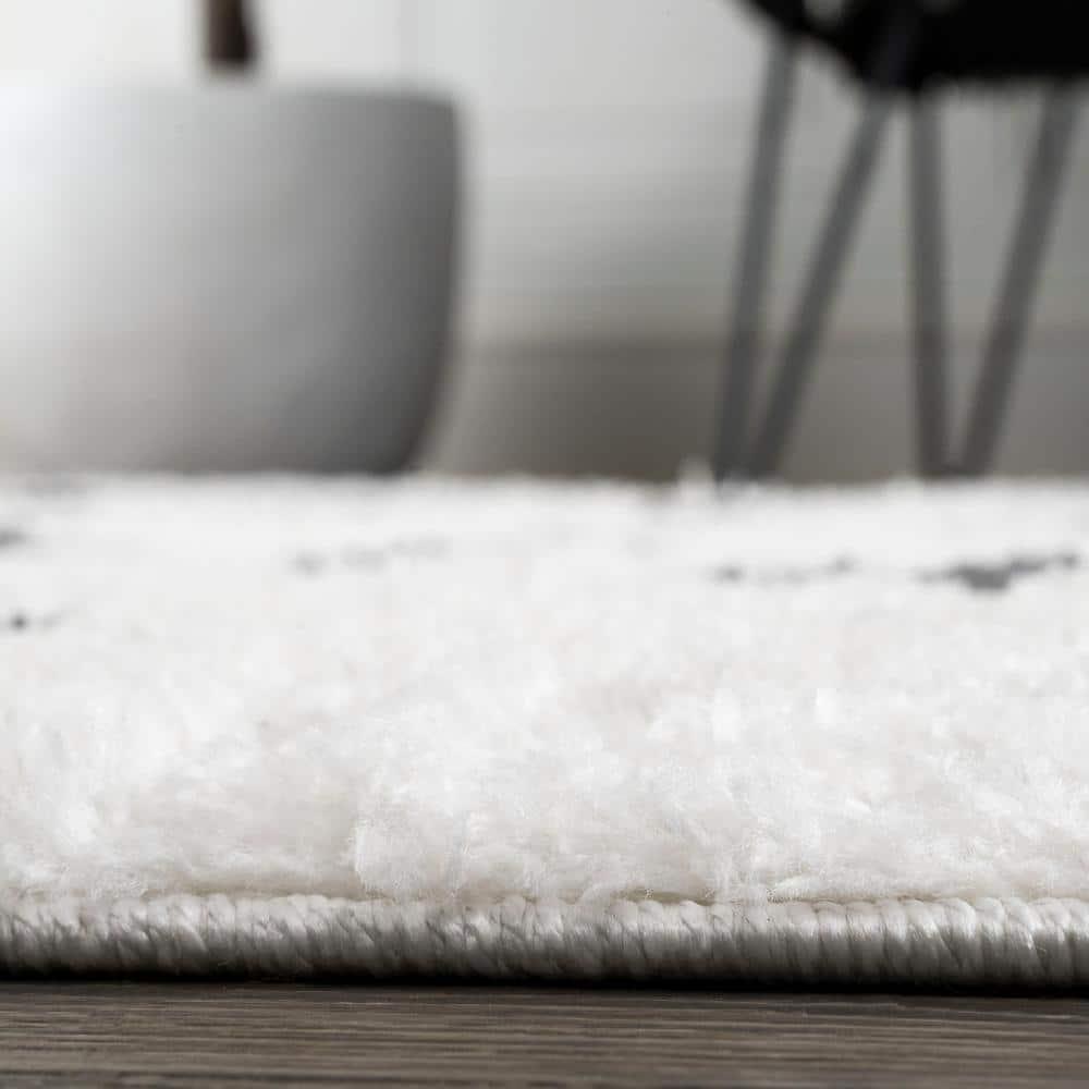 5'x8' Cristo Berber Geometric Shag Area Rug, White/Black - JONATHAN Y