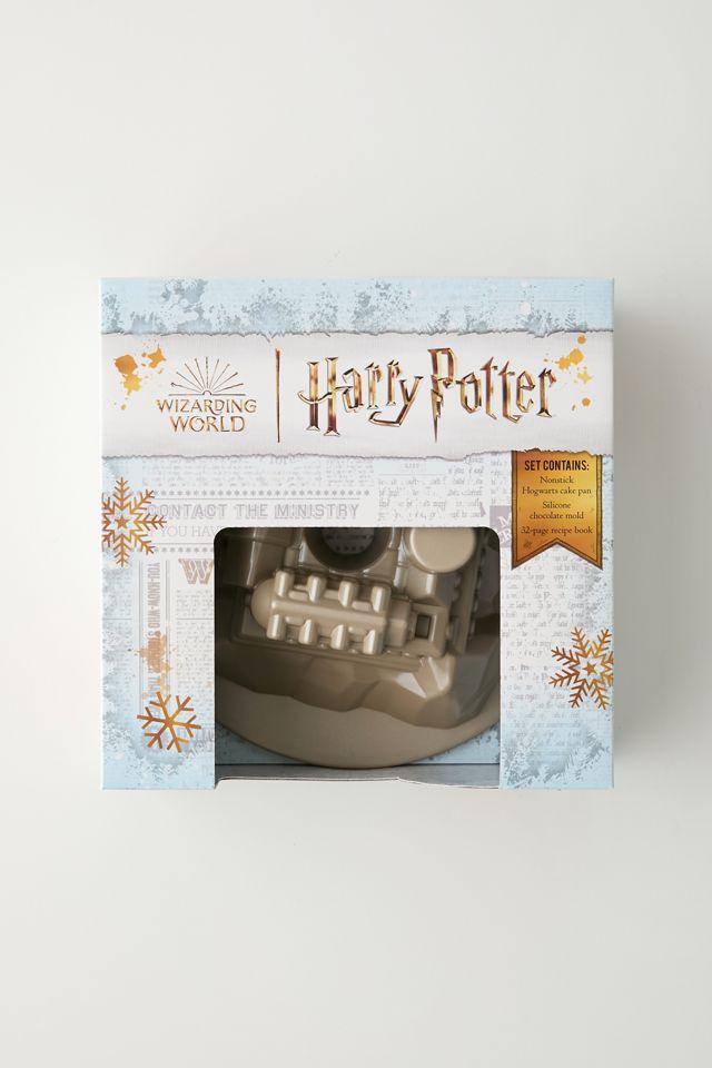 Harry Potter: Hogwarts In The Snow Cake Pan Set By Insight Editions