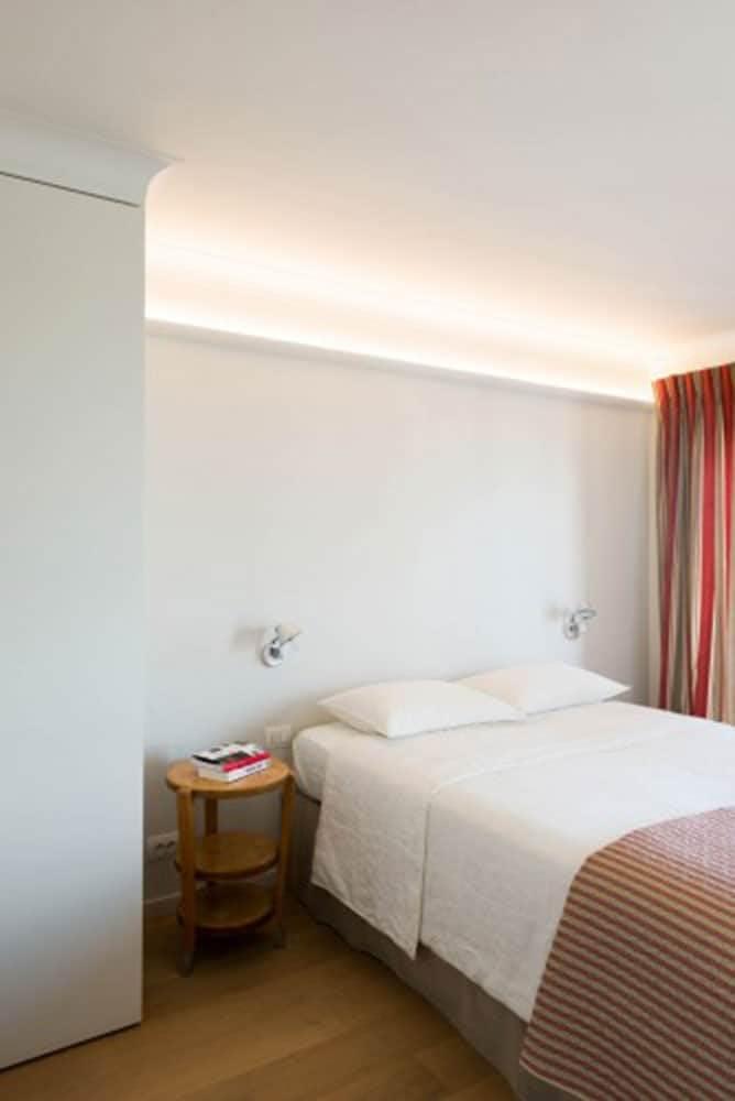 Orac Decor High Impact 3-1/2 in x 3-1/2 in x 78-3/4 in Crown (Set of 8)