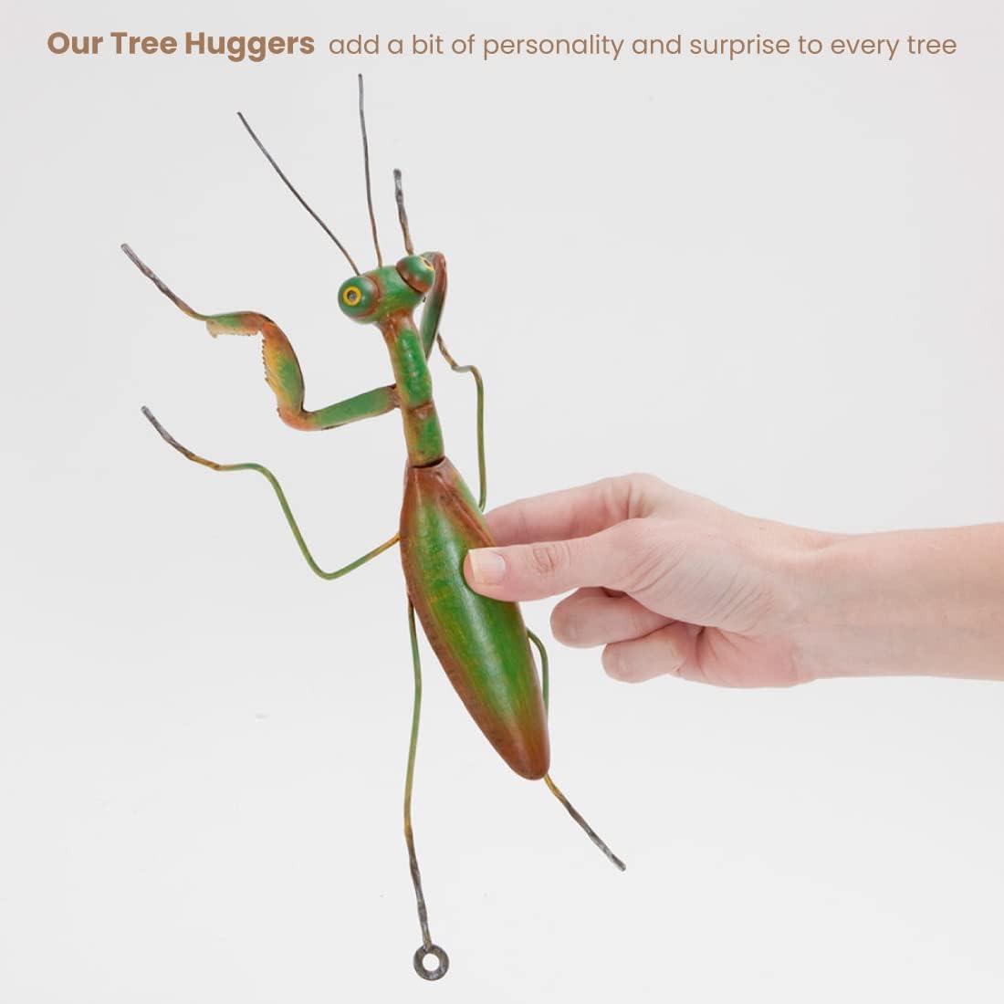 Bits and Pieces - Praying Mantis Tree Hanger - Durable Garden Peeker Yard Art - Tree Sculpture Garden Decoration