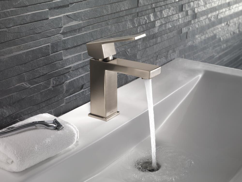 Modern Single Hole Bathroom Faucet with Drain Assembly, Single Handle Bathroom Sink Faucet