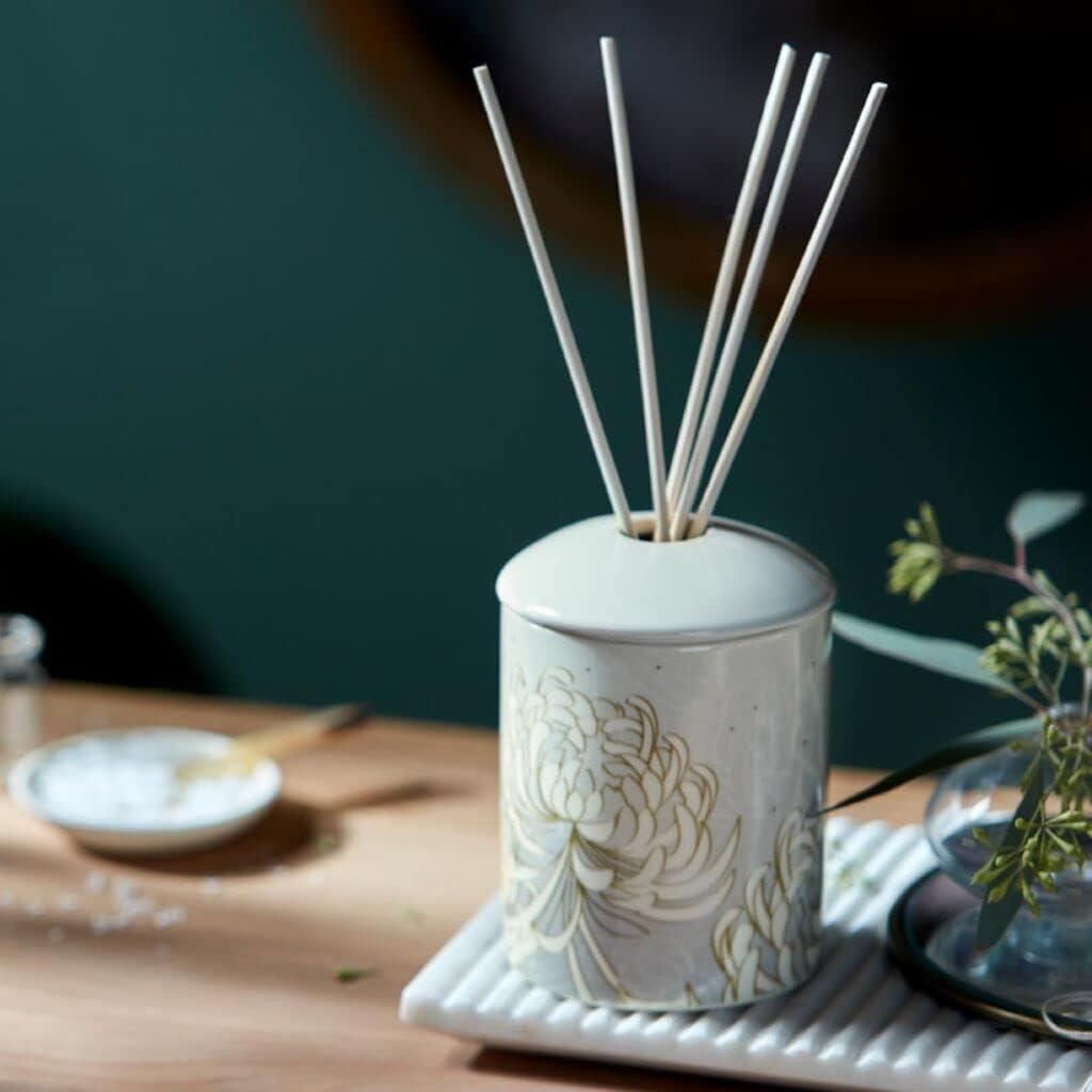 Aurora Almond & Vanilla Scented Reed Diffuser in Ceramic Holder