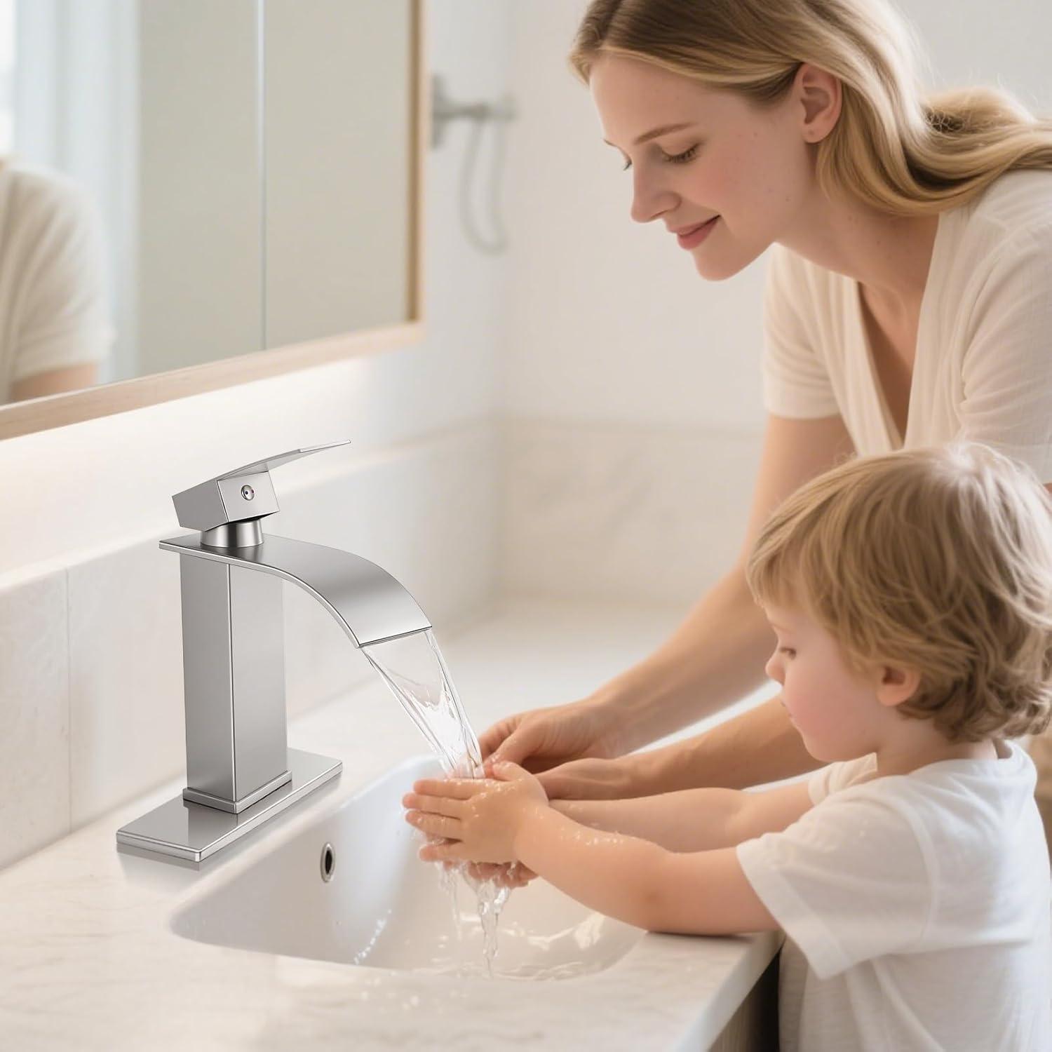 Freestanding Single-handle Bathroom Faucet with Drain Assembly