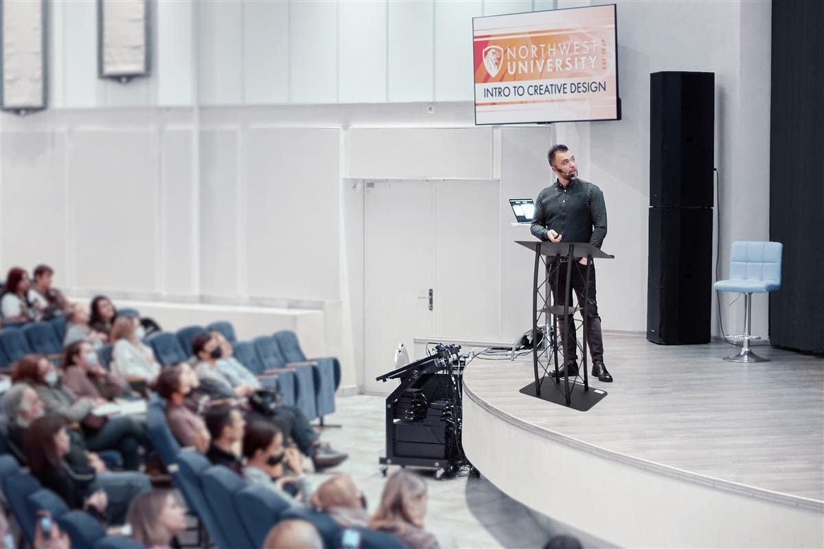 Displays2go Black Aluminum and Steel Truss Lectern with Curved Design (LCTTACBK)