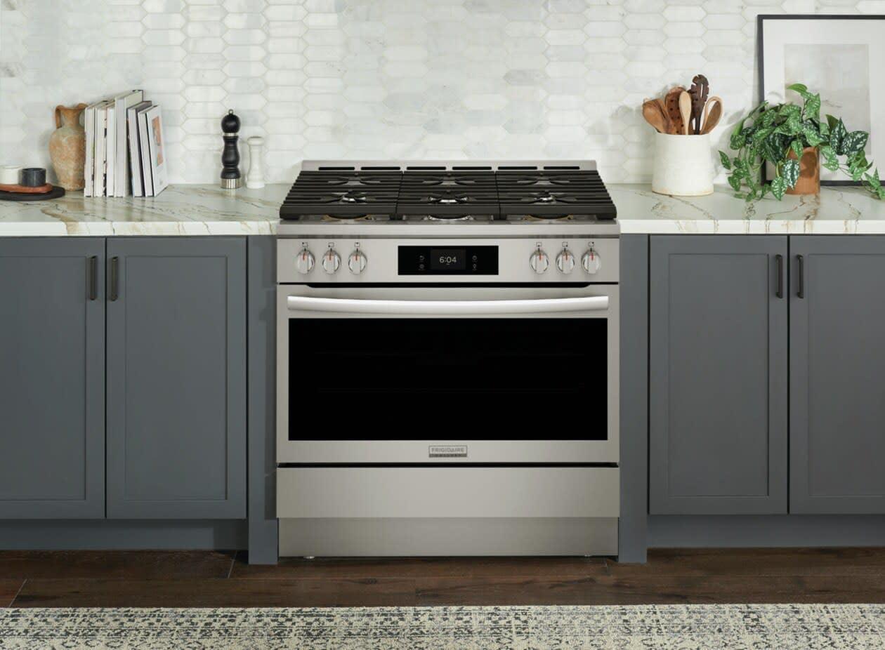 Frigidaire Gallery Frigidaire Gallery 30" 4.6 Cubic Feet Smart Dual Fuel Free Standing Range with 6 Burners GCFD3661AF