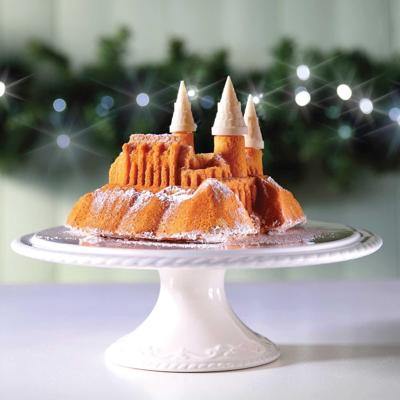 Harry Potter: Hogwarts In The Snow Cake Pan Set By Insight Editions