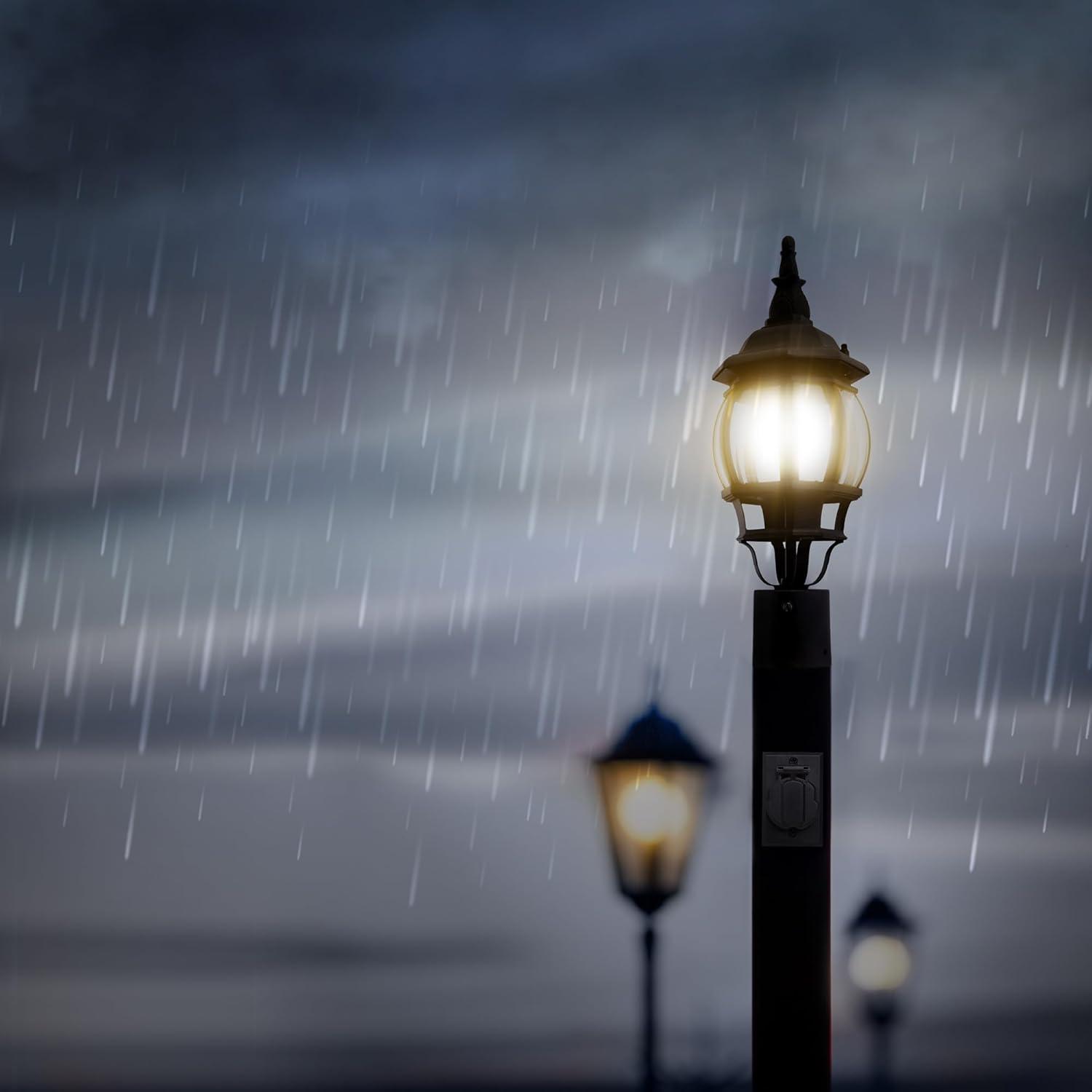 Design House,589812 Poste de Lámpara Tradicional para Exteriores con Brazo Cruzado de Plástico, Instalación de Enterramiento Directo, Toma de Corriente Incorporada y Sensor Fotocular Del Anochecer Al Amanecer en Negro