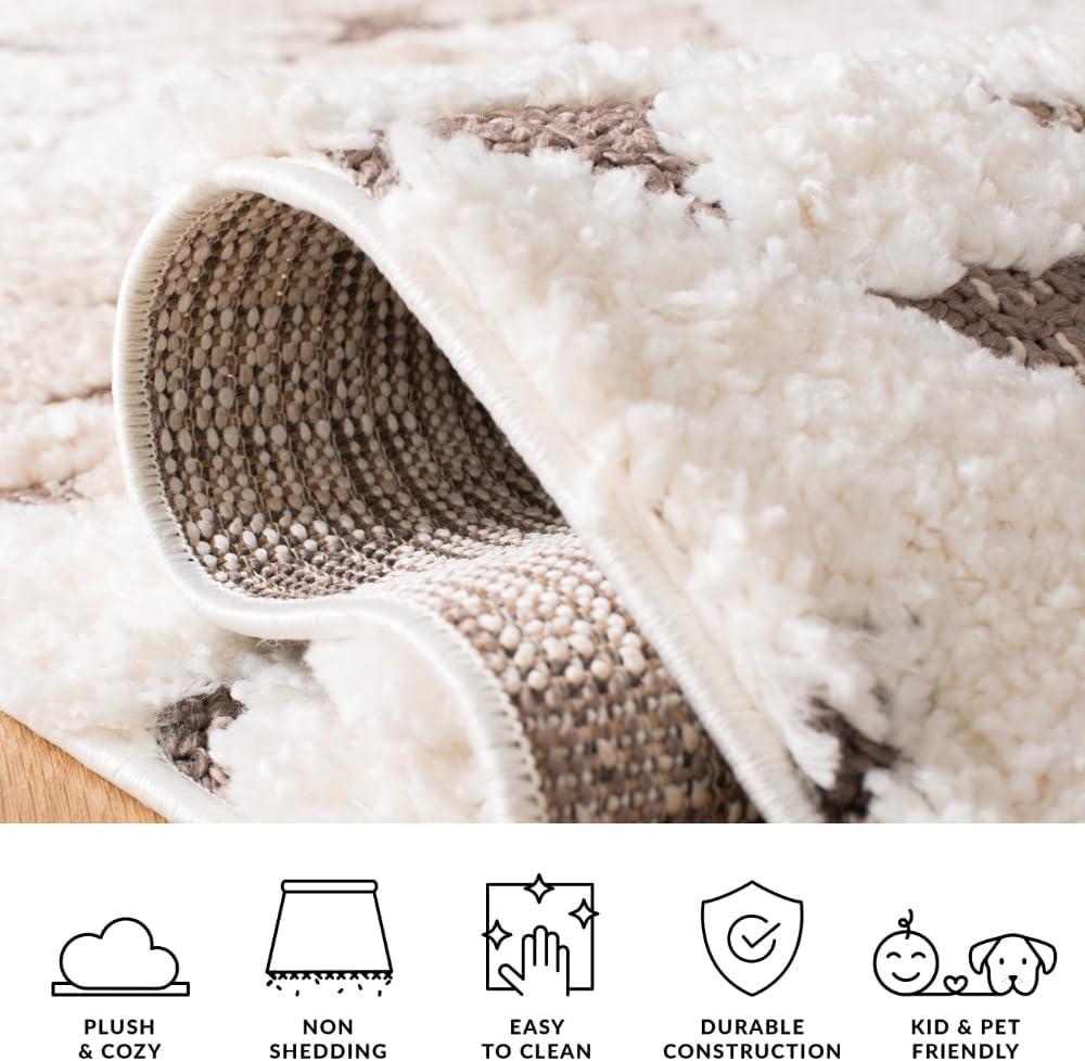 SAFAVIEH Moroccan Tassel Shag Larry Moroccan Geometric Area Rug, Ivory/Brown, 5'3" x 7'6"