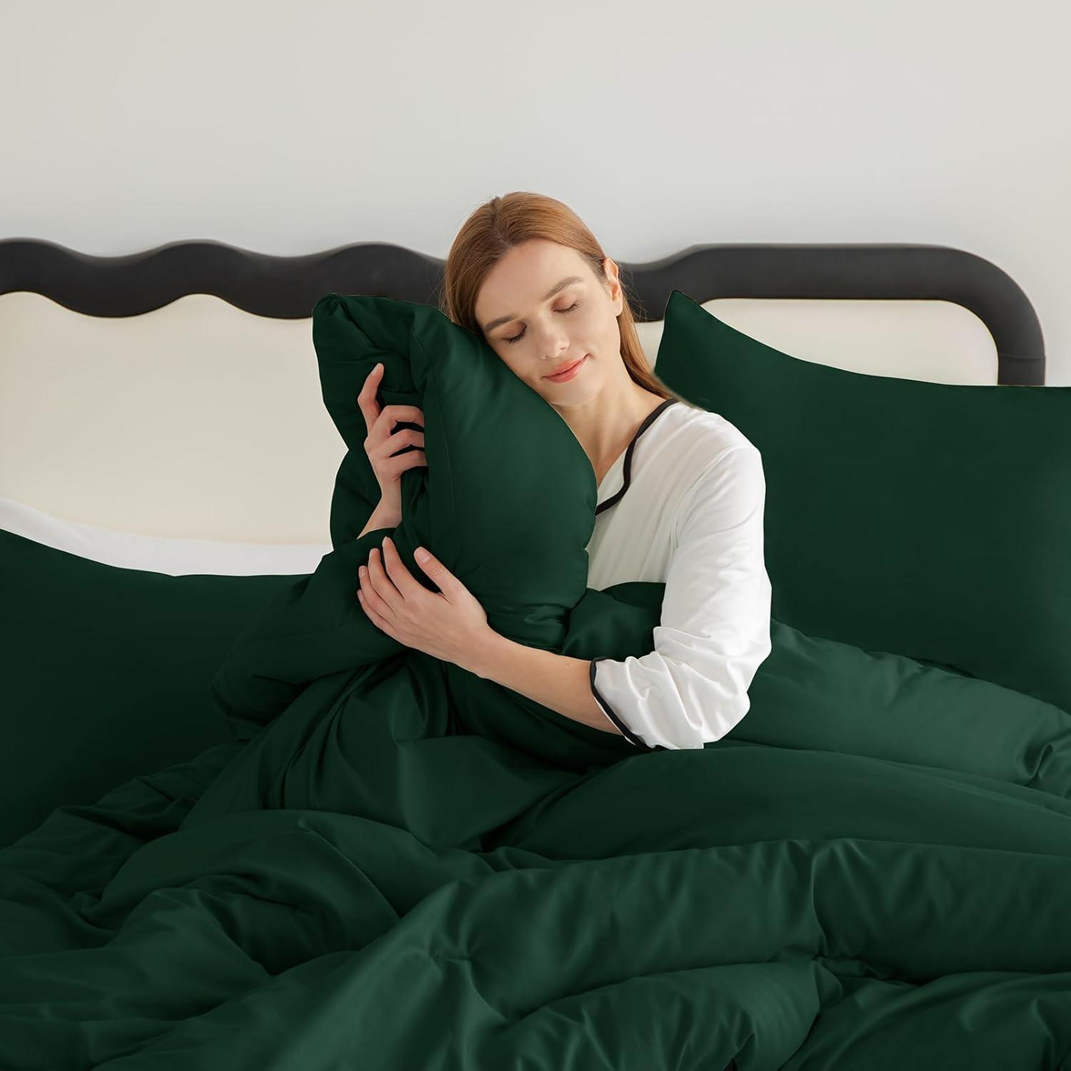 CozyLux Dark Emerald Green Queen Comforter Set, 3 Pieces Solid Breathable Quilted Bedding Sets, Luxury Fluffy Soft Bed Set with Down Alternative Comforter for All Season (1 Comforter & 2 Pillowcases)