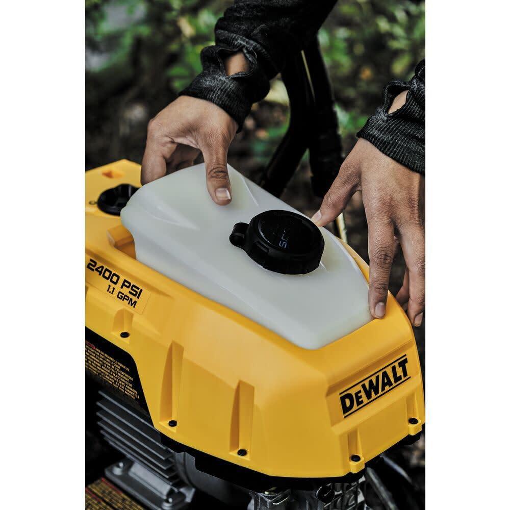 DEWALT AC Pressure Washer 2400 PSI at 120V Electric Cold, Quick Connect Tips