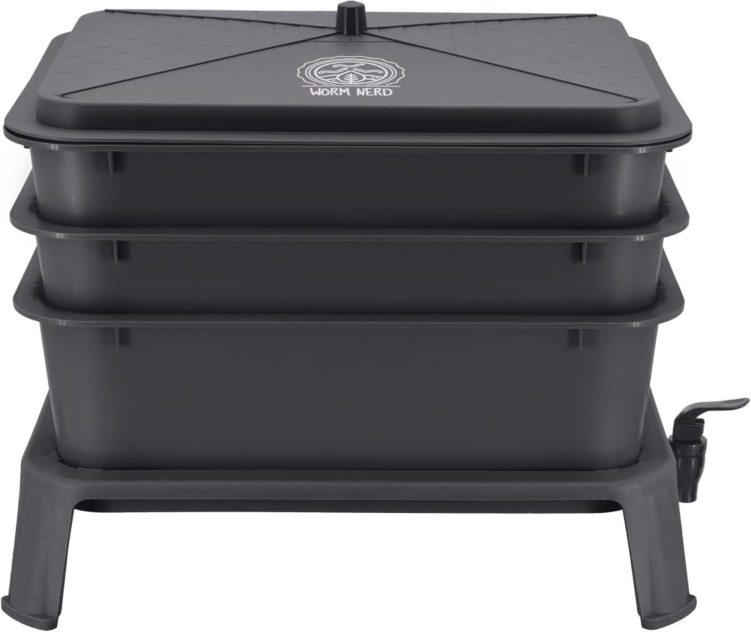 7.9 Gallons Plastic Worm Bin with Latching Lid