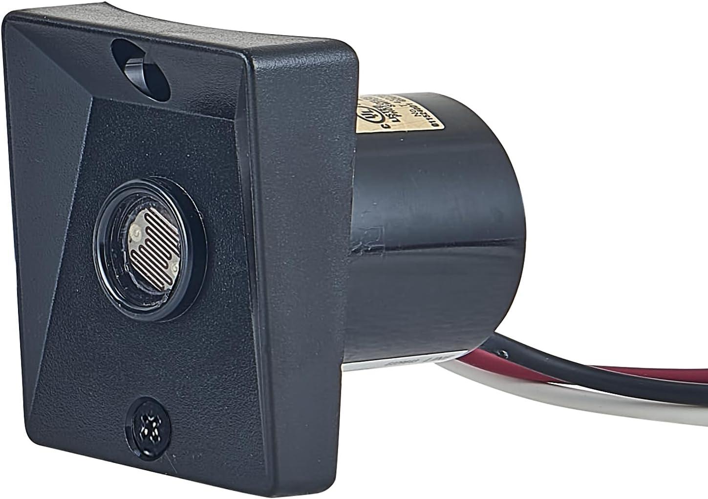 Design House,589812 Poste de Lámpara Tradicional para Exteriores con Brazo Cruzado de Plástico, Instalación de Enterramiento Directo, Toma de Corriente Incorporada y Sensor Fotocular Del Anochecer Al Amanecer en Negro