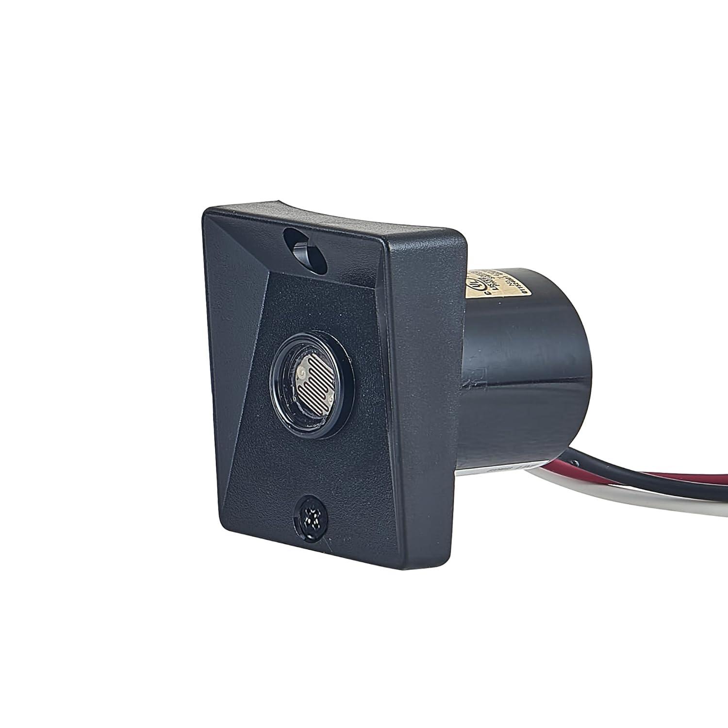 Design House,589812 Poste de Lámpara Tradicional para Exteriores con Brazo Cruzado de Plástico, Instalación de Enterramiento Directo, Toma de Corriente Incorporada y Sensor Fotocular Del Anochecer Al Amanecer en Negro