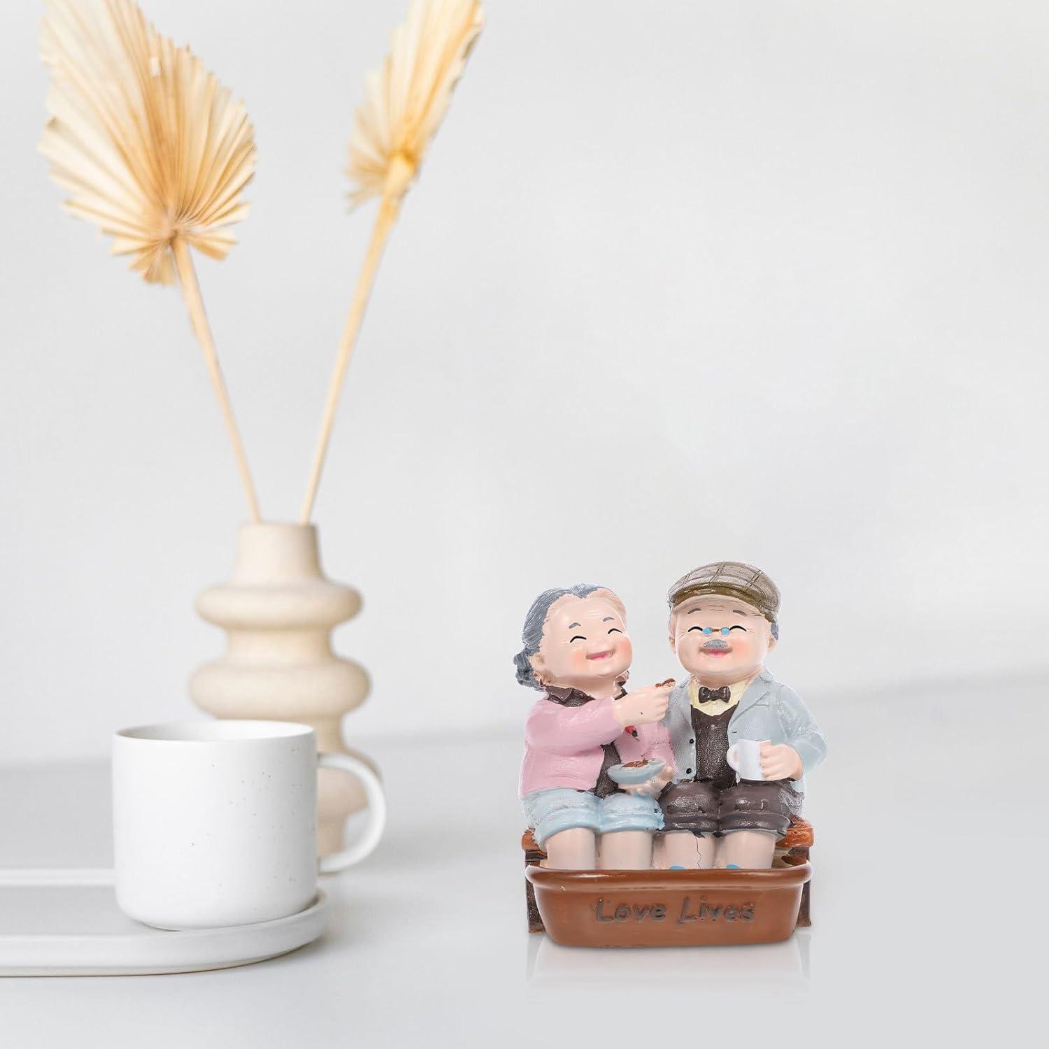 Loving Elderly Couple Figurines Husband and Wife Wedding Car Statue Grandparents Parents Figure Valentines Day Resin Statue Miniature Figurines Grandparents Parents Statue Home Decoration