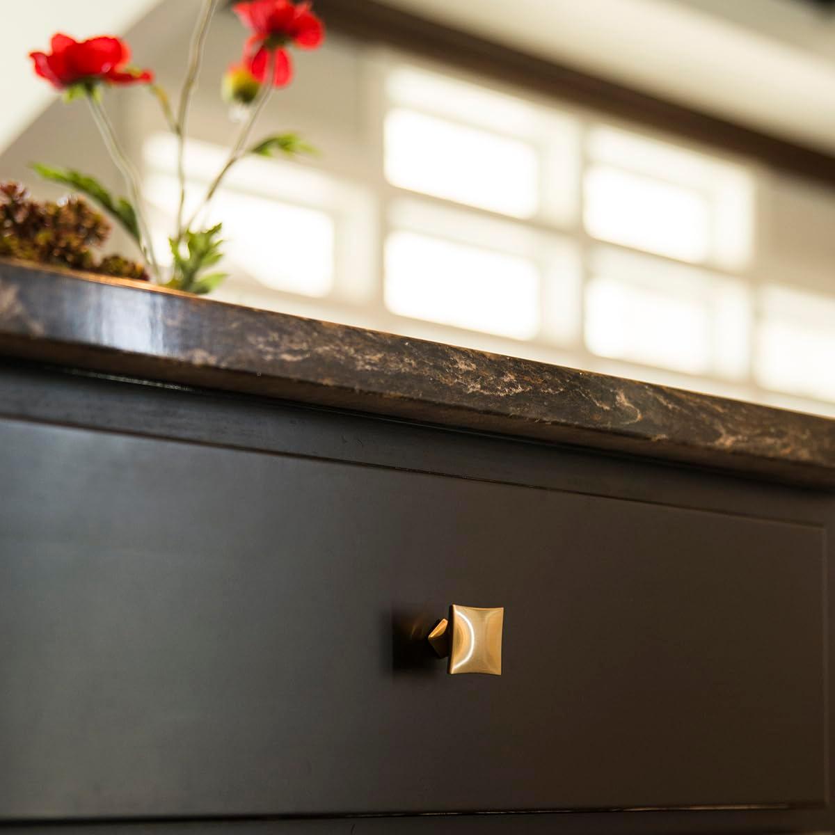 Twist 1 1/4" Length Square Knob