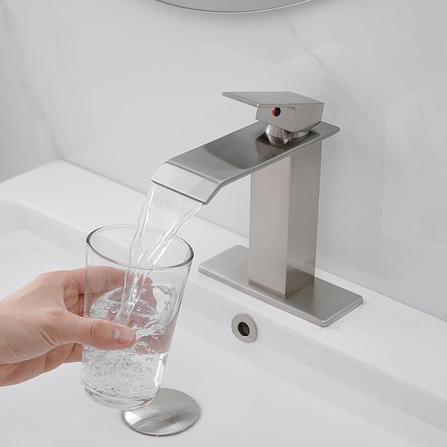 Single-Hole Single-handle Bathroom Faucet with Drain Assembly