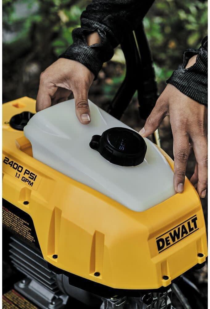 DEWALT AC Pressure Washer 2400 PSI at 120V Electric Cold, Quick Connect Tips