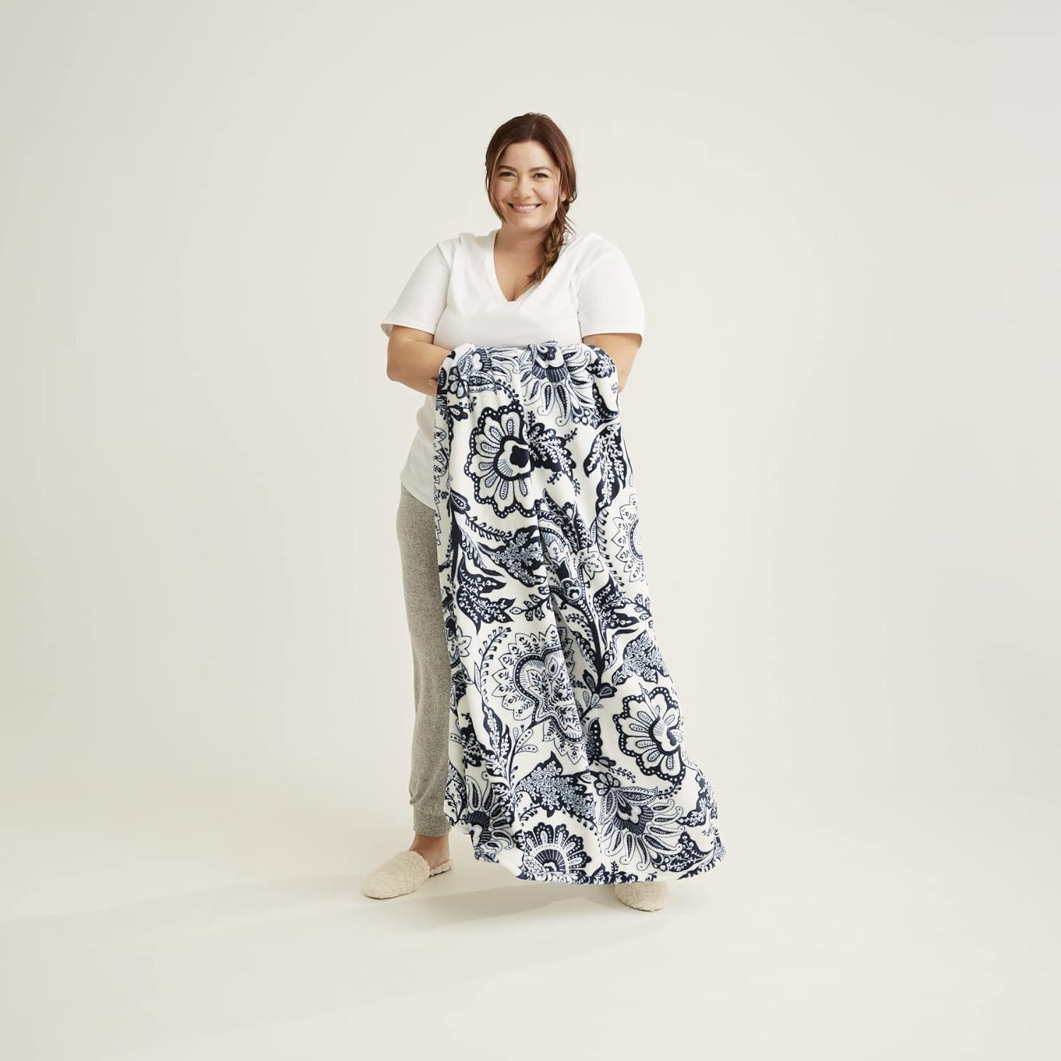Vera Bradley Women's Fleece Plush Throw Blanket Java Navy & White