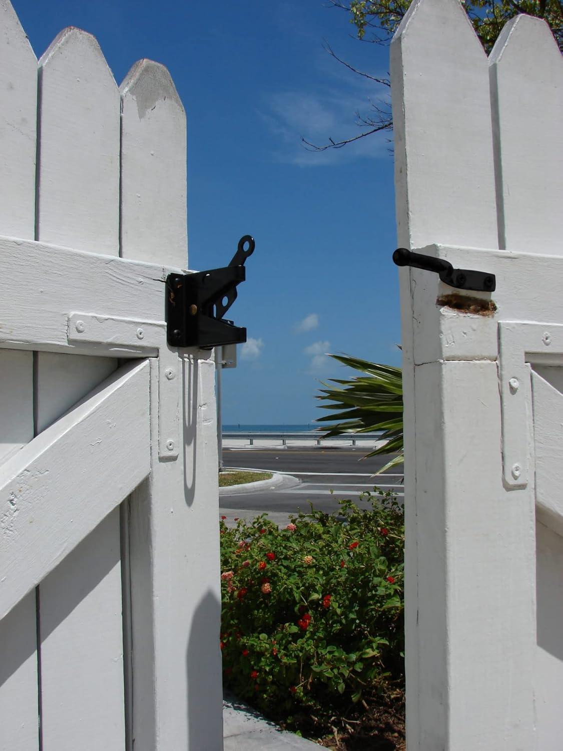 Richelieu 301-R 4-7/8" Long Single Sided Automatic Gate Latch - White