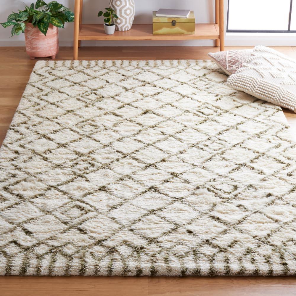 Safavieh  Handmade Casablanca Shag Santina Tribal Wool Rug Ivory/Green 4' x 6' 4' x 6' Indoor Living Room, Bedroom Green