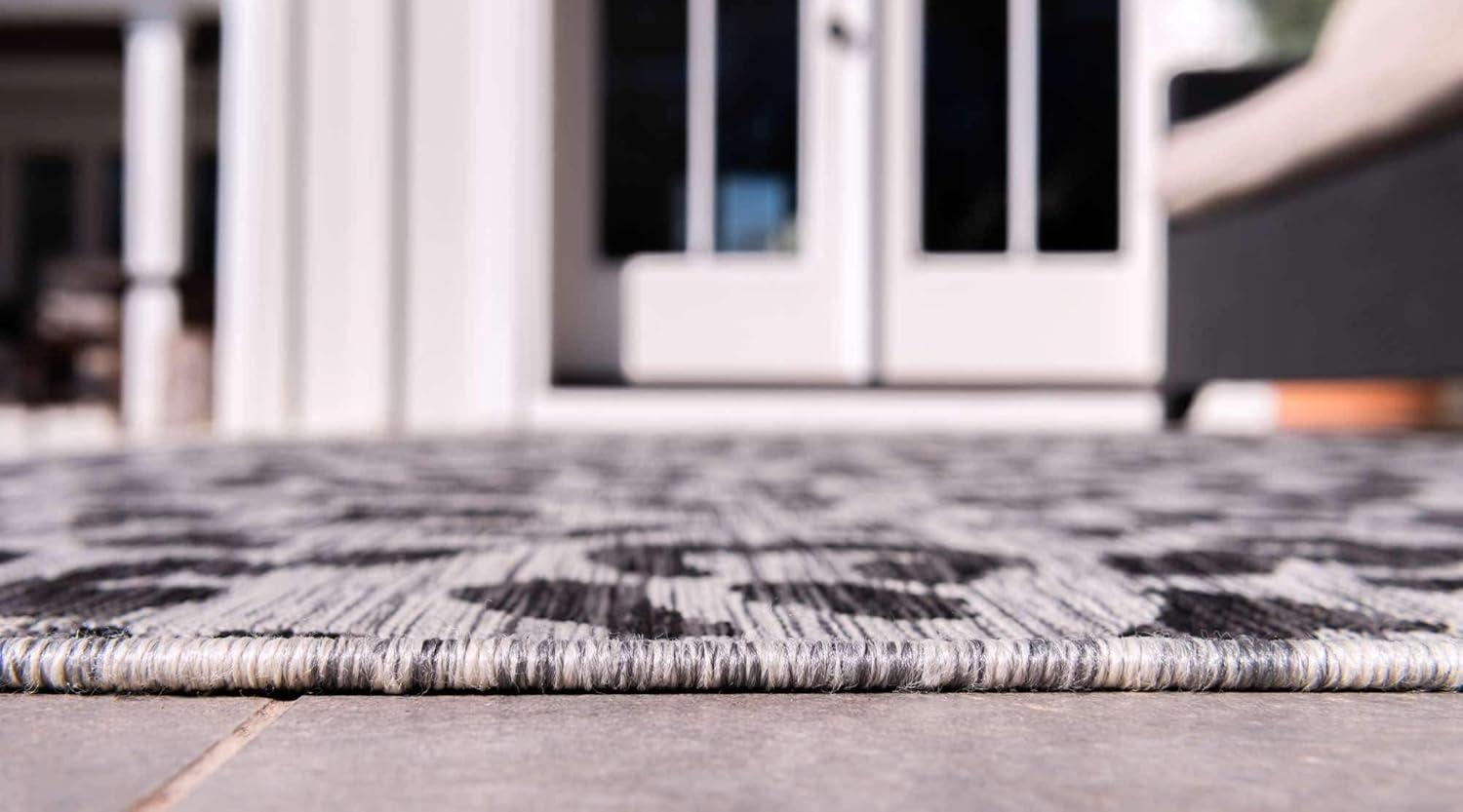 Unique Loom 4' 1 x 6' 1 Rectangle Indoor/Outdoor Safari Light Gray Area Rug