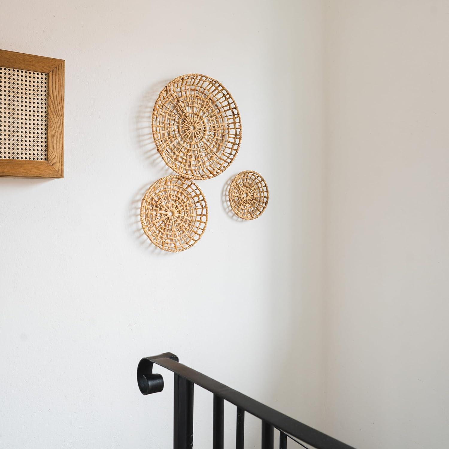 Artera Wicker Wall Basket Décor - Set of 3 Oversized D20" to D10", Natural Hanging Woven Baskets, Round Organic Wall Basket Decor Disks for Living Room or Bedroom, Unique Wall Plaque