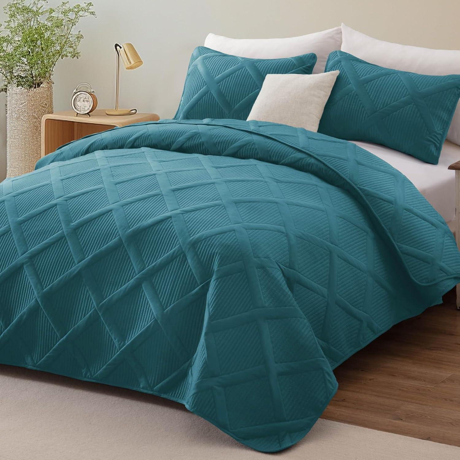 Exclusivo Mezcla Ultrasonic King Quilt Set, 3-Piece Lightweight Bedspreads Modern Striped Coverlet, Teal