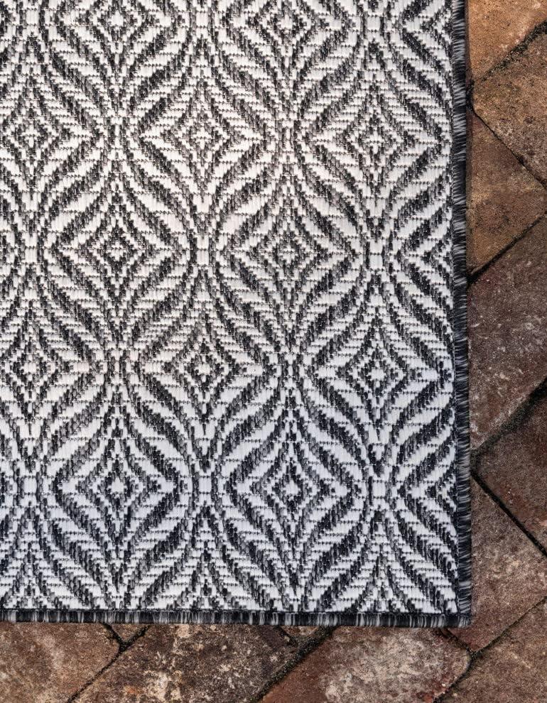 Unique Loom Outdoor Trellis Collection Area Rug - Deco Trellis (5' 1" x 8' Rectangle Charcoal/Ivory)