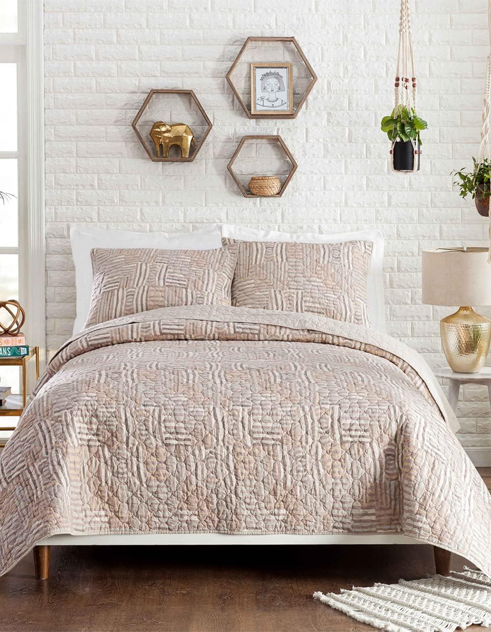 Jungalow Abrazo 100% Cotton Reversible Quilt Set – Beige Geometric Print, Modern Global Bedding