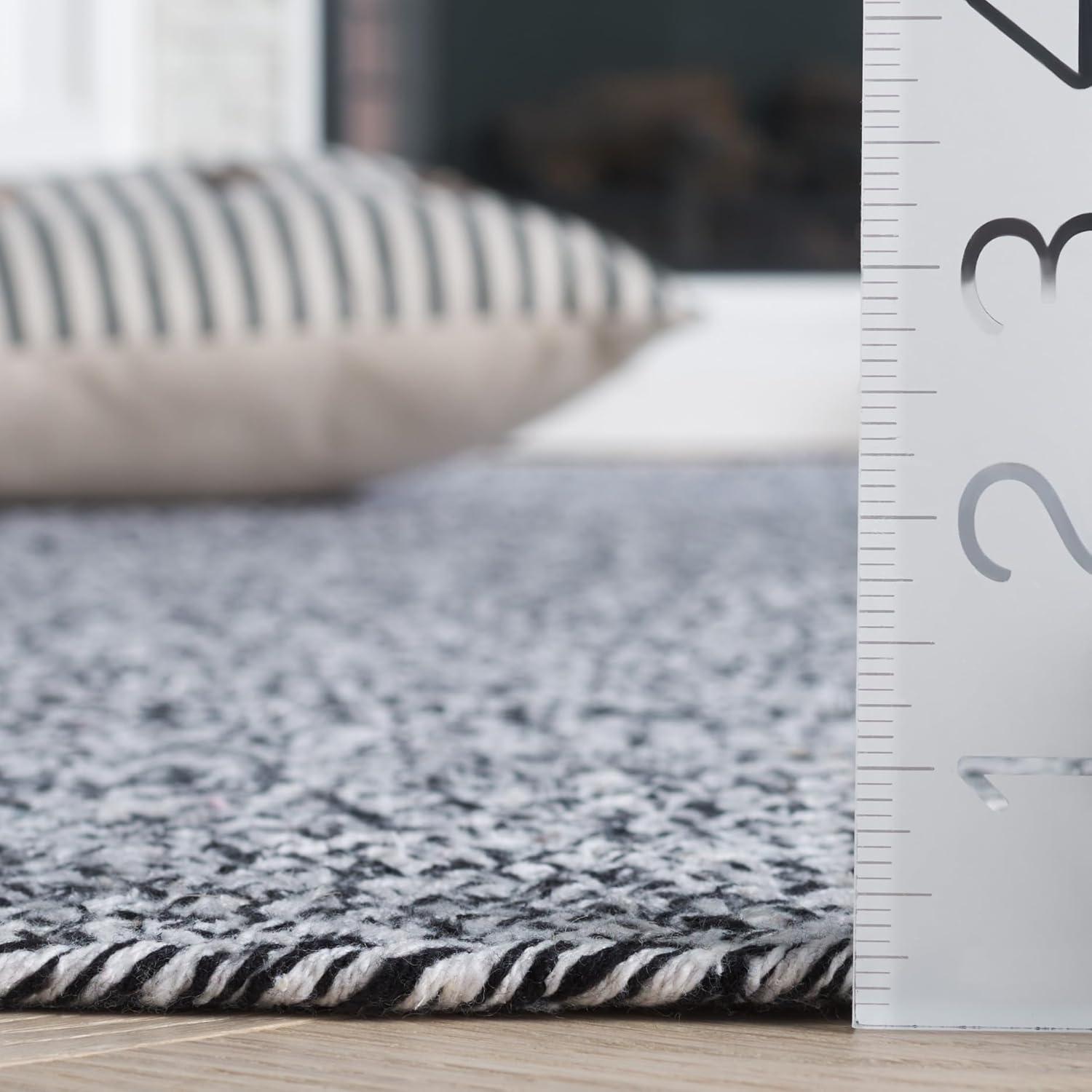 Braided BRD256 Hand Woven Indoor Accent Rug - Ivory/Black - 3'x5' Oval - Safavieh