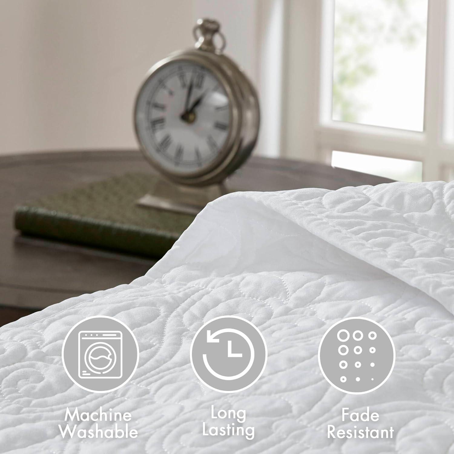 Quebec Reversible Quilt Set
