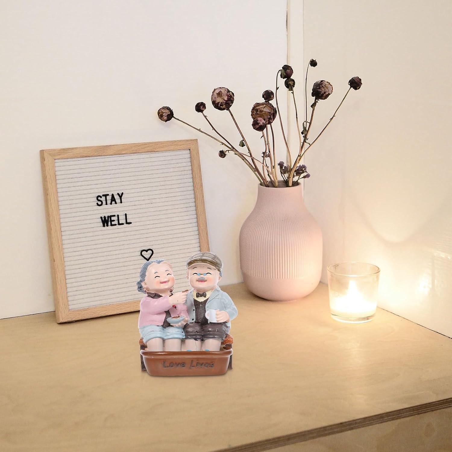 Loving Elderly Couple Figurines Husband and Wife Wedding Car Statue Grandparents Parents Figure Valentines Day Resin Statue Miniature Figurines Grandparents Parents Statue Home Decoration
