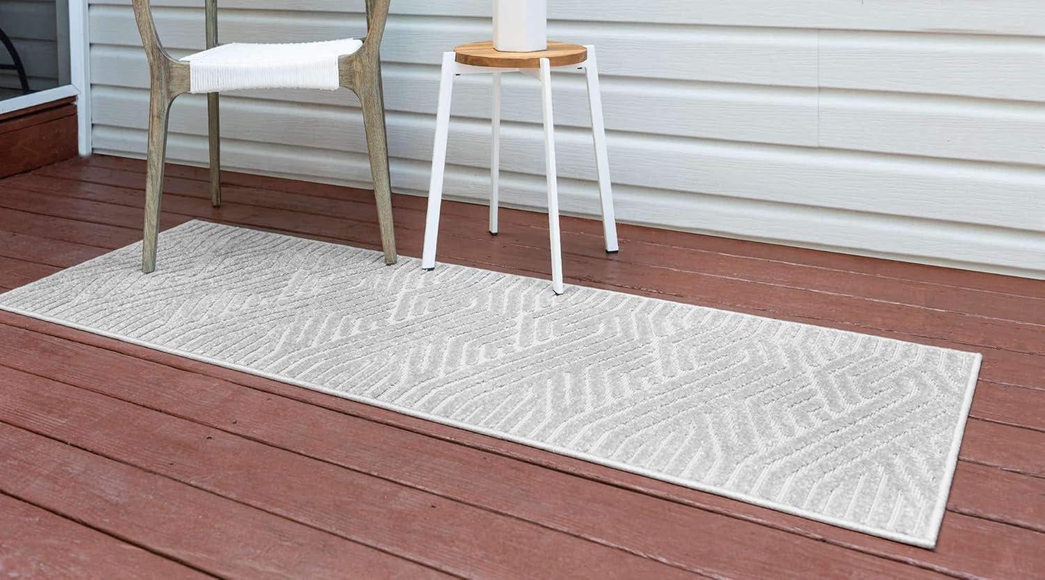 Gray Geometric Synthetic Outdoor Runner Rug 2' x 8'