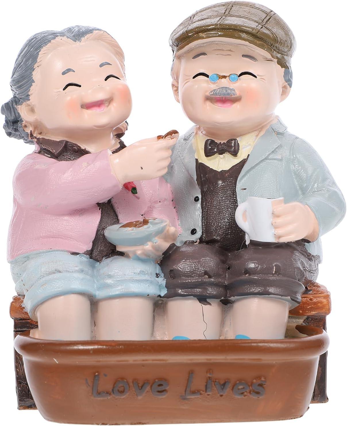 Loving Elderly Couple Figurines Husband and Wife Wedding Car Statue Grandparents Parents Figure Valentines Day Resin Statue Miniature Figurines Grandparents Parents Statue Home Decoration