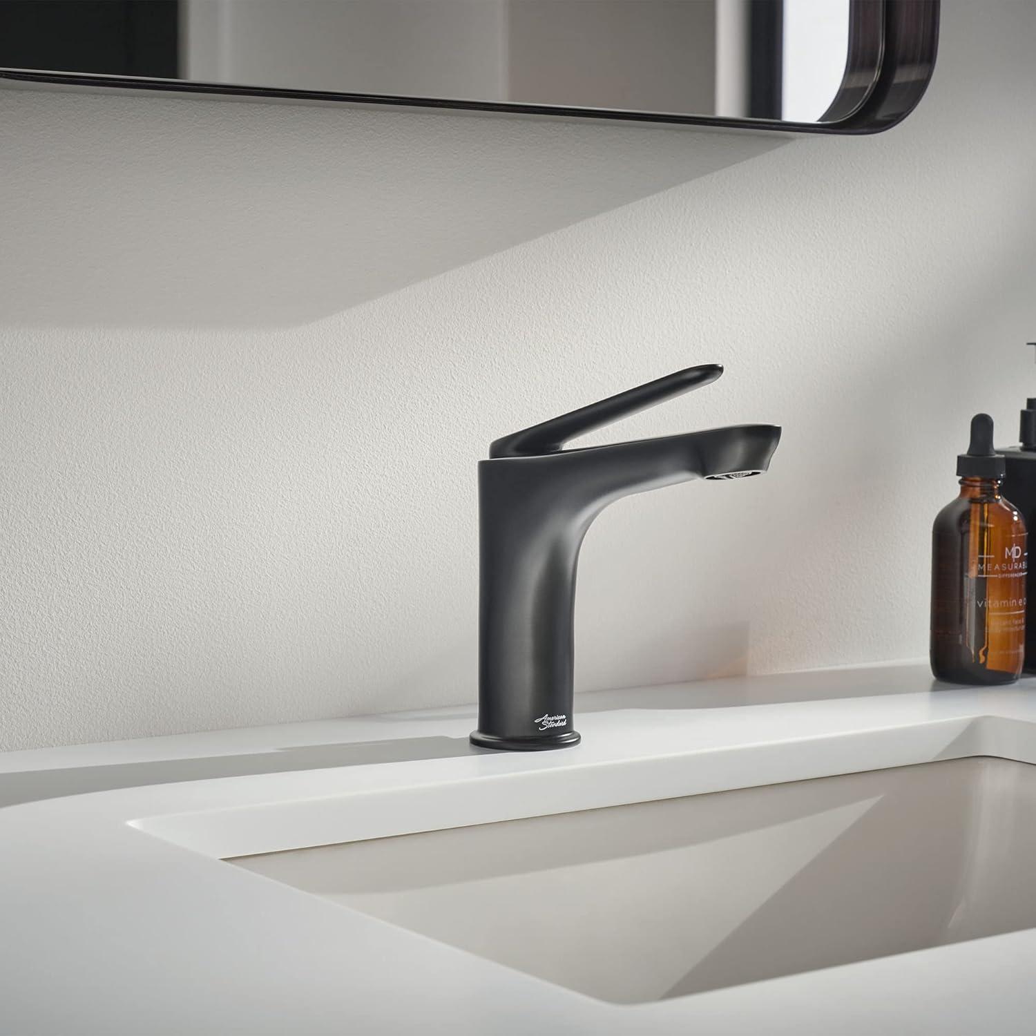 Single-Hole Single-handle Bathroom Faucet with Drain Assembly