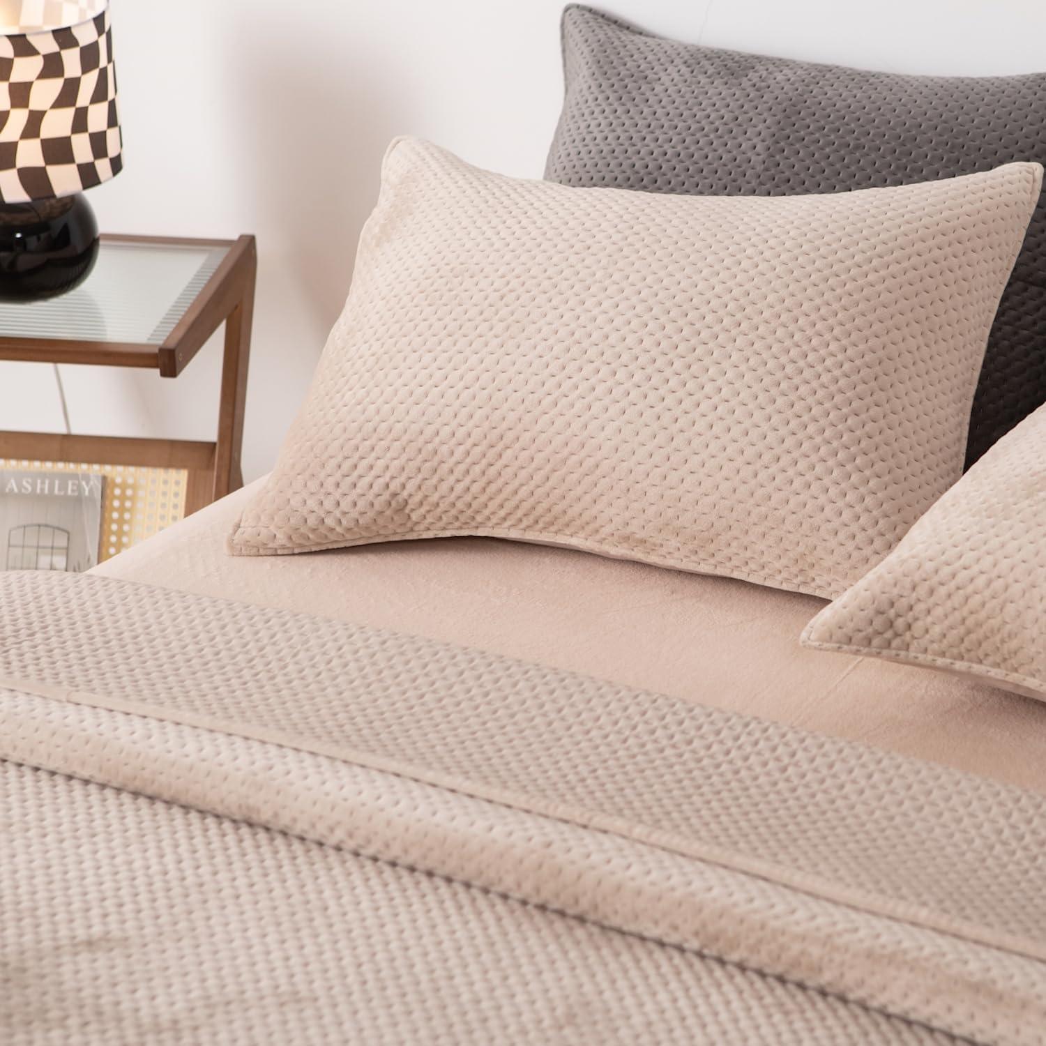 Kasentex  All Season Plush Poly Velvet Lavish Design Quilt Set Soft and Warm Machine Washable Coverlet Rose Queen