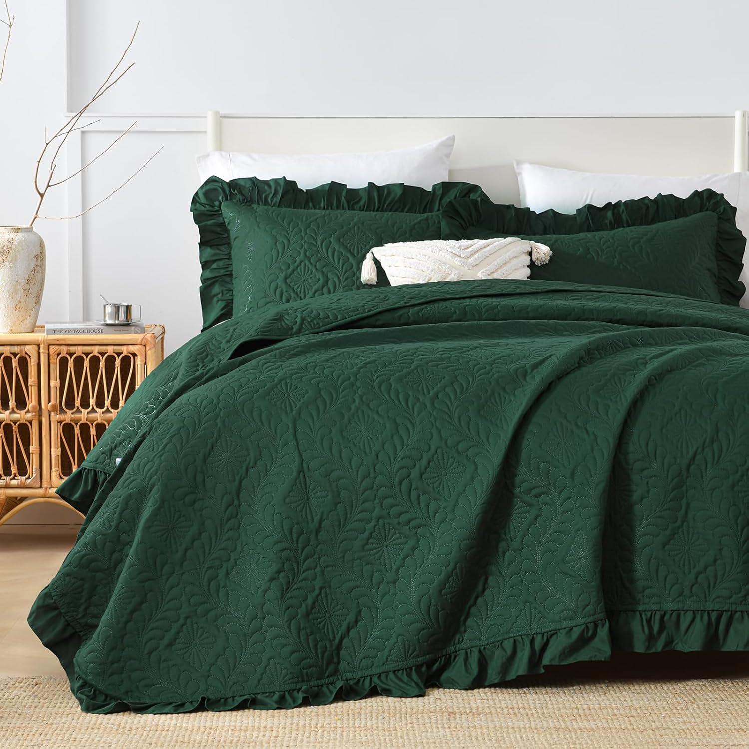 DJY Queen Quilt Set Emerald Green 3 Pieces Ruffled Bedspreads Quilt Queen Lightweight Bedspread Queen Size Bedding Coverlet for All Seasons (Includes 1 Quilt, 2 Pillow Shams)